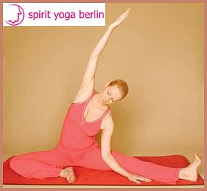 Schwangerenyoga-gedrehte Kopf zum Knie Haltung
