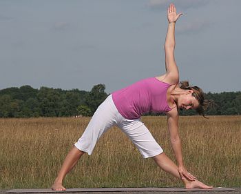 Yoga Übung Trikonasana - das Dreieck, Variation Yoga Übung Trikonasana - das Dreieck, Variation