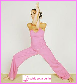 Virabhadrasana2 mit Adler-Armen, Krieger 2, Held 2 Virabhadrasana2 mit Adler-Armen, Krieger 2, Held 2
