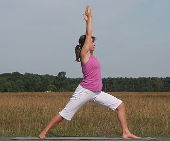 Yoga-Übung-Asana-Held1-Krieger1-Virabhadrasana1