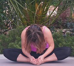 Yoga-Übung-Baddha-Konasana-gebeugt