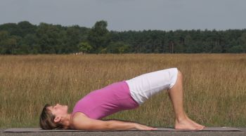 Yoga-Uebung-Schulterbruecke-Setu-Bandha-Sarvangasana
