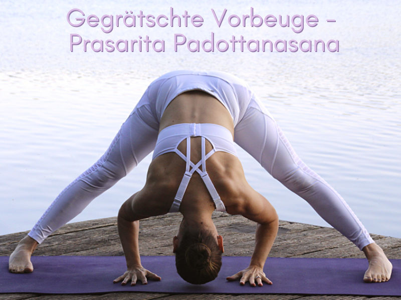 Yoga Uebung gegraetschte Vorbeuge Prasarita Padottanasana