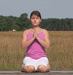 Yoga-Uebung-Heldensitz-Virasana