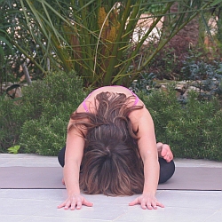Yoga-Übung Knöchel-auf-Knie-Vorbeuge