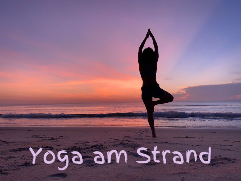 Yoga-am-Strand